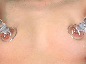 ちっぱい美少女が敏感乳首を集中愛撫で開発されて人生初の乳首イキ絶頂するまで　サンプル画像03